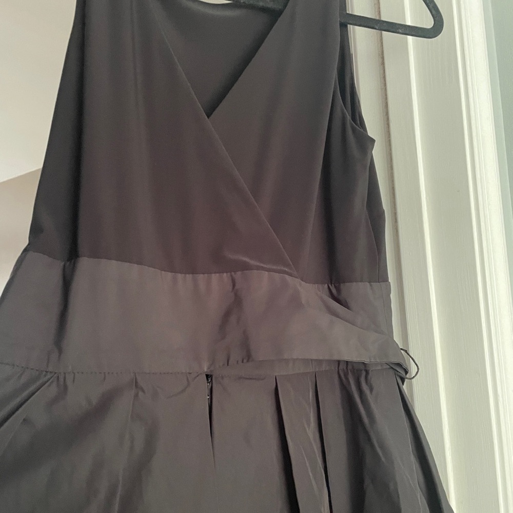 Women's Black Sleeveless V-Neck Dress